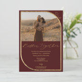 Rote Bordeaux-Fotos Verlobung Ankündigung (Stehend Vorderseite)