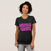 Rote Bougainvillea im Hintergrund T-Shirt (Vorne ganz)