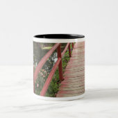 Rote Brücke über den Teich, Magnolia Plantation, Zweifarbige Tasse (Mittel)