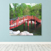 Rote Brücke über Wasser Leinwanddruck (Insitu (Holzboden))