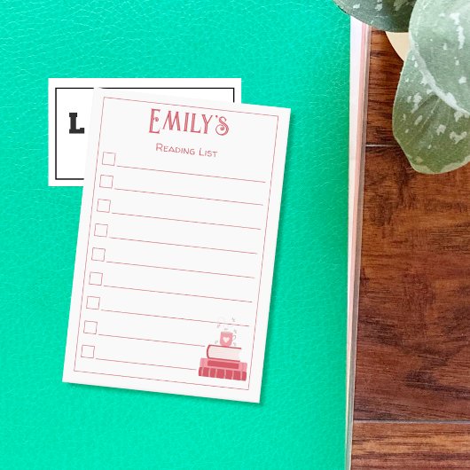 Rote Bücher und Tassen-Leseliste Post-It-Notizen Post-it Klebezettel