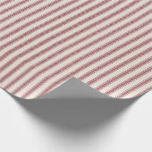 Rote Chevron-Häkchenstreifen auf sandfarbenem Hint Geschenkpapier (Ecke)