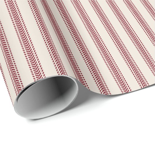 Rote Chevron-Häkchenstreifen auf sandfarbenem Hint Geschenkpapier (Rolleneckpunkt)