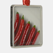 Rote Chili-Paprikaschoten Ornament Aus Metall (Rechts)