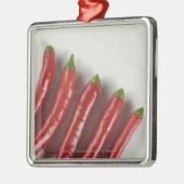 Rote Chili-Paprikaschoten Ornament Aus Metall (Links)