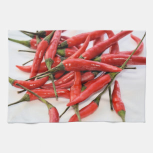 Rote Chili-Schoten Küchentuch