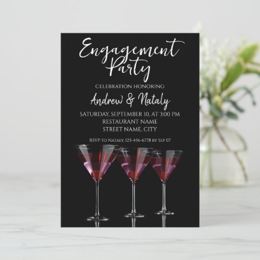 Rote Cocktails in Martini Glas mit Kirsche Einladung (Stehend Vorderseite)