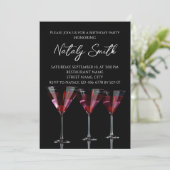 Rote Cocktails in Martini Glas mit Kirsche Einladung (Stehend Vorderseite)