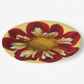Rote Collarette Dahlia auf der Gelben Flora Pappteller (Schrägansicht)