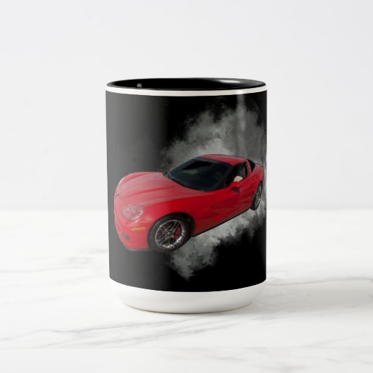Rote Corvette mit grauem, rauchabnehmbarem Hinterg Zweifarbige Tasse (Mittel)