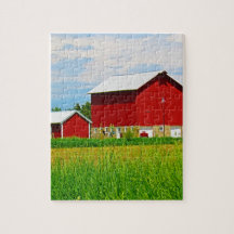 Rote Country-Bauernhof und Weide