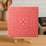 Rote Creme Kaleidoskopisches Mosaikmuster Fliese<br><div class="desc">Schönes und einzigartiges Dekorfliesen mit einem nahtlosen Mosaikmuster in Rot- und Cremetönen.</div>