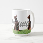 Rote DobermannPinschers mit Zucht nennen grafische Kaffeetasse (VorderseiteRechts)