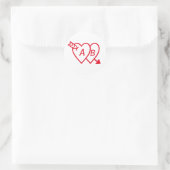 Rote Doppelte Herzen mit Cupidos Pfeil und Initial Runder Aufkleber (Tasche)