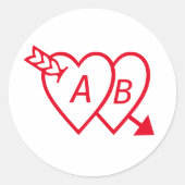 Rote Doppelte Herzen mit Cupidos Pfeil und Initial Runder Aufkleber (Vorderseite)