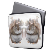 Rote Eichhörnchen im Schnee Laptopschutzhülle (Vorderseite Links)