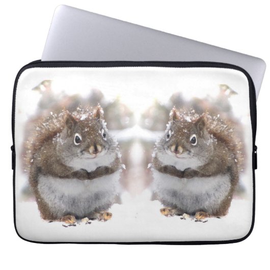 Rote Eichhörnchen im Schnee Laptopschutzhülle (Vorderseite)