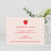 Rote Erdbeere am Gingham Karo. Einladung (Stehend Vorderseite)