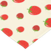 Rote Erdbeere auf Rosa Tischdecke (Schrägansicht)