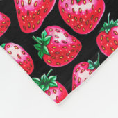 Rote Erdbeere auf schwarzem Grund Fleecedecke (Ecke)