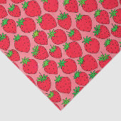 Rote Erdbeeren auf rosa Seidenpapier (Ausschnitt)