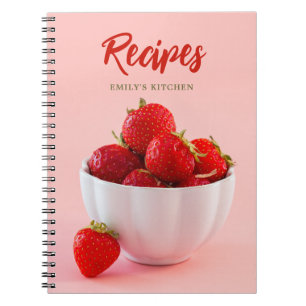 Rote Erdbeeren auf rosafarbenem Foto Rezepte Notizblock