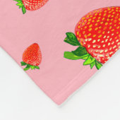 Rote Erdbeeren auf rosafarbenem Hintergrund Fleecedecke (Ecke)