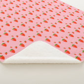 Rote Erdbeeren auf rosafarbenem Hintergrund Sherpadecke (3/4)