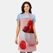 Rote Erdbeeren in einer Schüssel auf rosa Foto Schürze (Getragen)