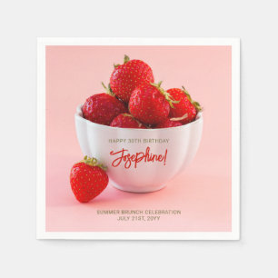 Rote Erdbeeren in einer Schüssel Sommer-Brunch Geb Serviette