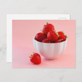Rote Erdbeeren in einer weißen Schüssel in Rosa Postkarte (Vorne/Hinten)