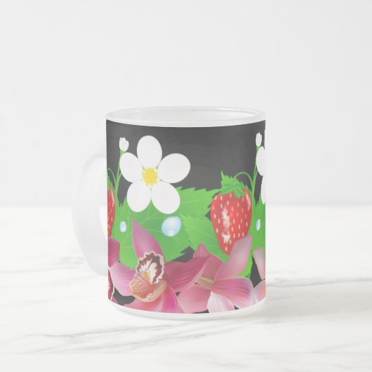 Rote Erdbeeren mit weißen Orchideen und rosa Blume Mattglastasse (Vorderseite Links)