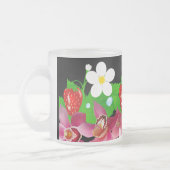 Rote Erdbeeren mit weißen Orchideen und rosa Blume Mattglastasse (Links)