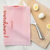 Rote Erdbeerfrüchte in Rosa mit Familienname Geschirrtuch (Viertel Falte)