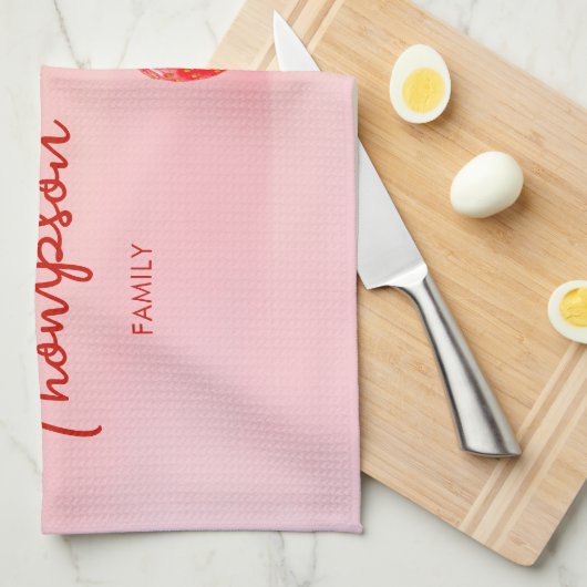 Rote Erdbeerfrüchte in Rosa mit Familienname Geschirrtuch (Viertel Falte)