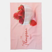 Rote Erdbeerfrüchte in Rosa mit Familienname Geschirrtuch (Vertikal)