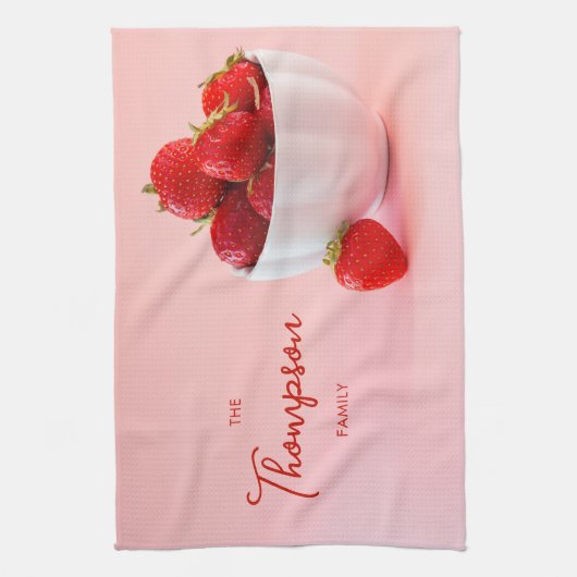 Rote Erdbeerfrüchte in Rosa mit Familienname Geschirrtuch (Vertikal)