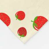 Rote Erdbeermuster auf hellrosa Fleecedecke (Ecke)