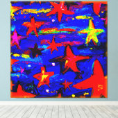 Rote farbige Sterne. Jetzt kaufen Leinwanddruck (Insitu (Holzboden))