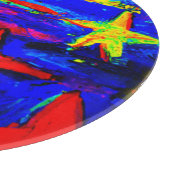 Rote farbige Sterne. Jetzt kaufen Schneidebrett (Ecke)