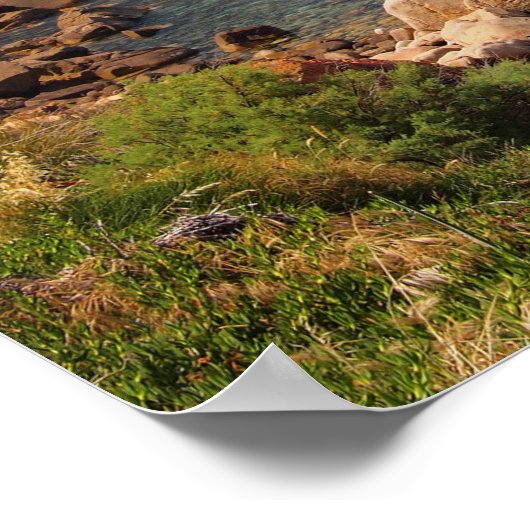 Rote Felsküste Sardiniens Poster (Ecke)