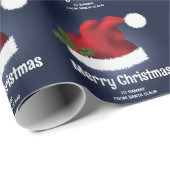 Rote festliche Weihnachtsmannmütze auf Blau mit be Geschenkpapier (Rolleneckpunkt)