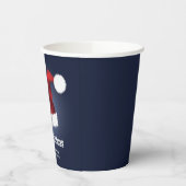 Rote festliche Weihnachtsmannmütze auf Blau mit be Pappbecher (Links)