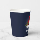 Rote festliche Weihnachtsmannmütze auf Blau mit be Pappbecher (Rechts)