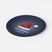 Rote festliche Weihnachtsmannmütze auf Blau mit be Pappteller (Schrägansicht)