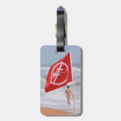 Rote Flagge am Strand — Florida Gepäckanhänger (Rückseite vertikal)