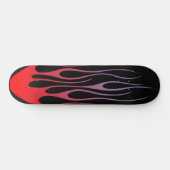 Rote Flammentribole auf schwarzem Hintergrund Skateboard (Horizontal)