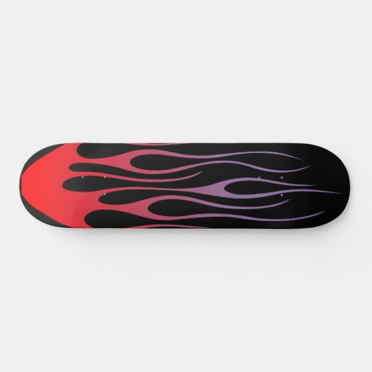Rote Flammentribole auf schwarzem Hintergrund Skateboard (Horizontal)