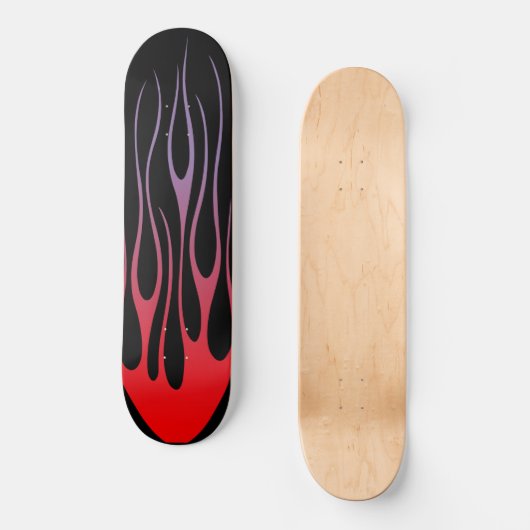 Rote Flammentribole auf schwarzem Hintergrund Skateboard (Vorderseite)