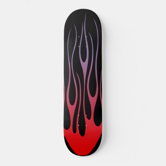 Rote Flammentribole auf schwarzem Hintergrund Skateboard (Vorderseite)